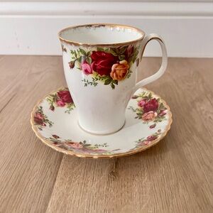 1961-1973 Vintage Royal Albert Mug Sized Tea Cup & Saucer Old Country Roses RARE